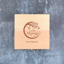 Load image into Gallery viewer, Closed quoted card timber display box lid